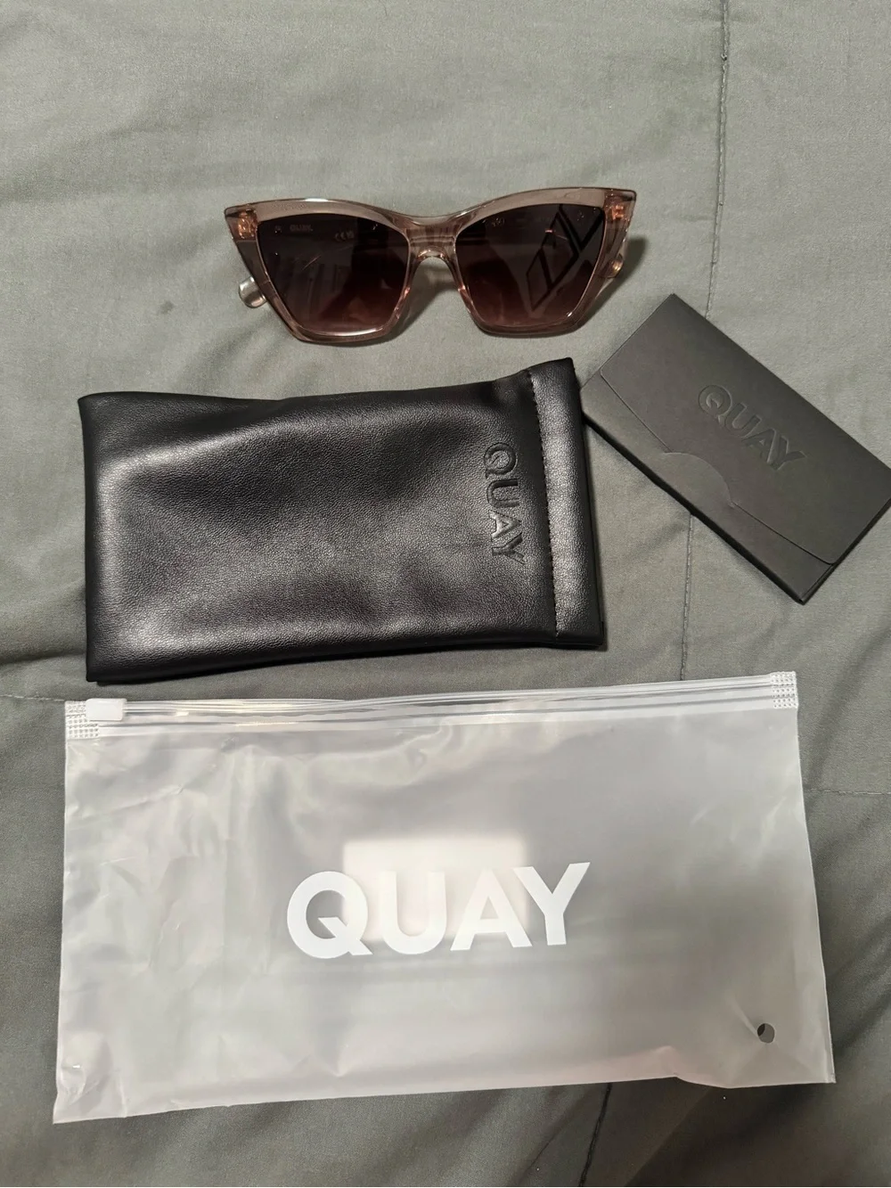 NWT Quay SET IN STONE Cat-Eye Sunglasses DOE frame Pink lens